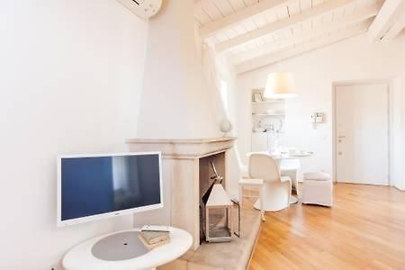 Di Punto In Bianco Home Верона Екстериор снимка